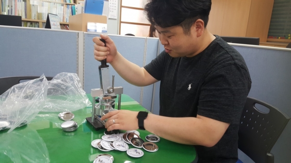 5.18광주민주화운동 배지를 제작하고 있는 운남초 이권형 선생님