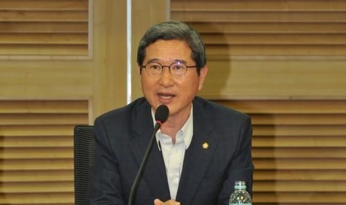 출처 : 연합뉴스 | 인사말 하는 김학용 환경노동위원장