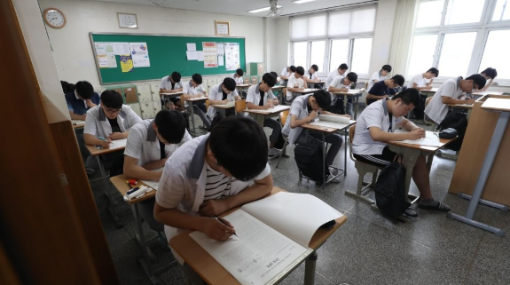 출처: 연합뉴스 ㅣ 지난 6월 실시된 모의평가를 치르는 학생들