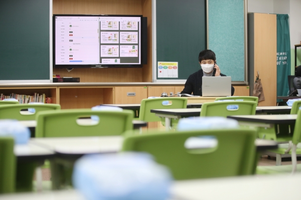 초등학교 교실에서 온라인 원격 수업하는 교사, 출처: 연합뉴스