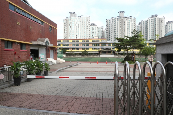 출처: 연합뉴스, 2주간 온라인 수업으로 텅 빈 학교